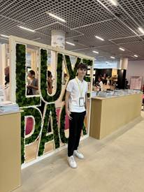 Maxence Leotier, de l'équipe THOT Expertise, devant l'entrée du salon Luxe Pack Monaco